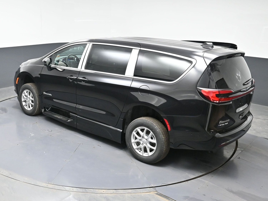 Black Chrysler Pacifica image number 24