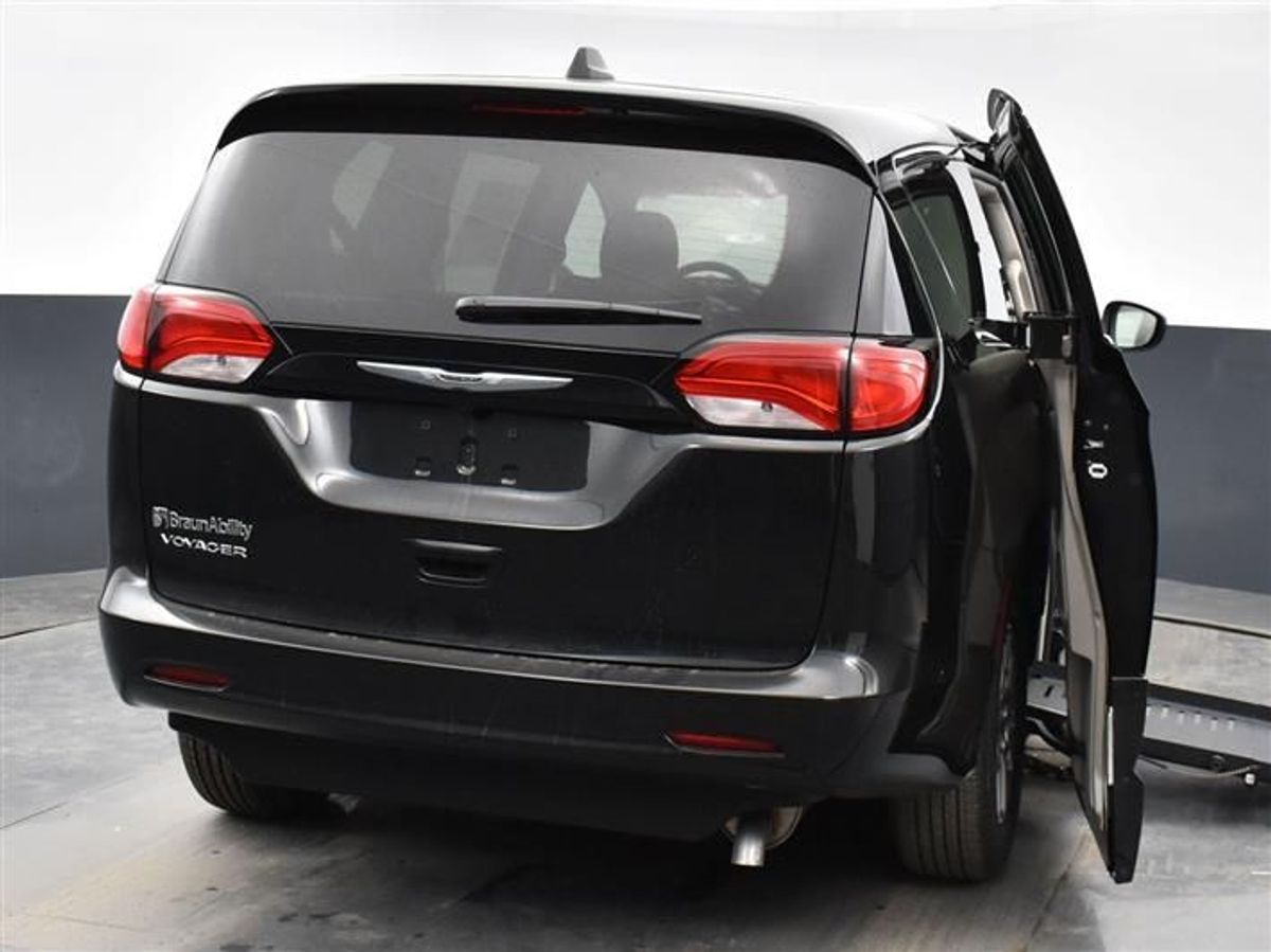 Black Chrysler Voyager image number 11