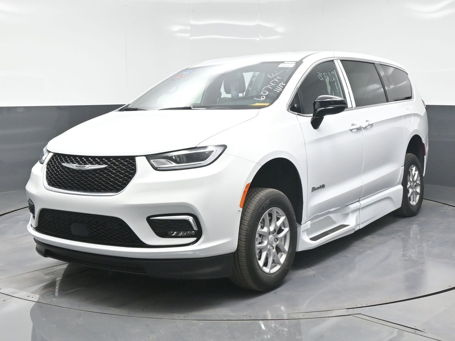 New 2025 Chrysler Pacifica Select Safety - BraunAbility Side Entry Entry Fold Out Automatic Ramp