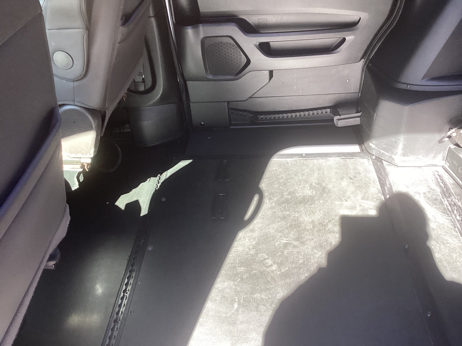 White Honda Odyssey image number 9