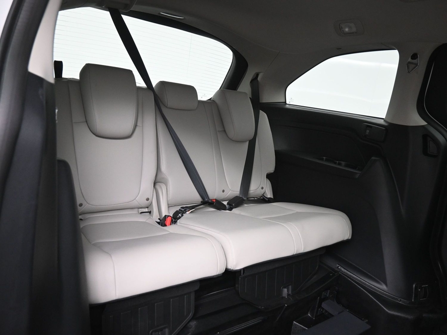 White Honda Odyssey image number 9