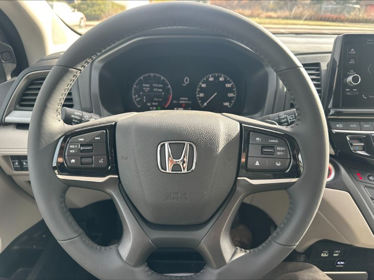 Red Honda Odyssey image number 15