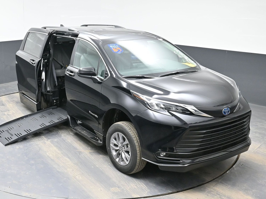 Black Toyota Sienna image number 21