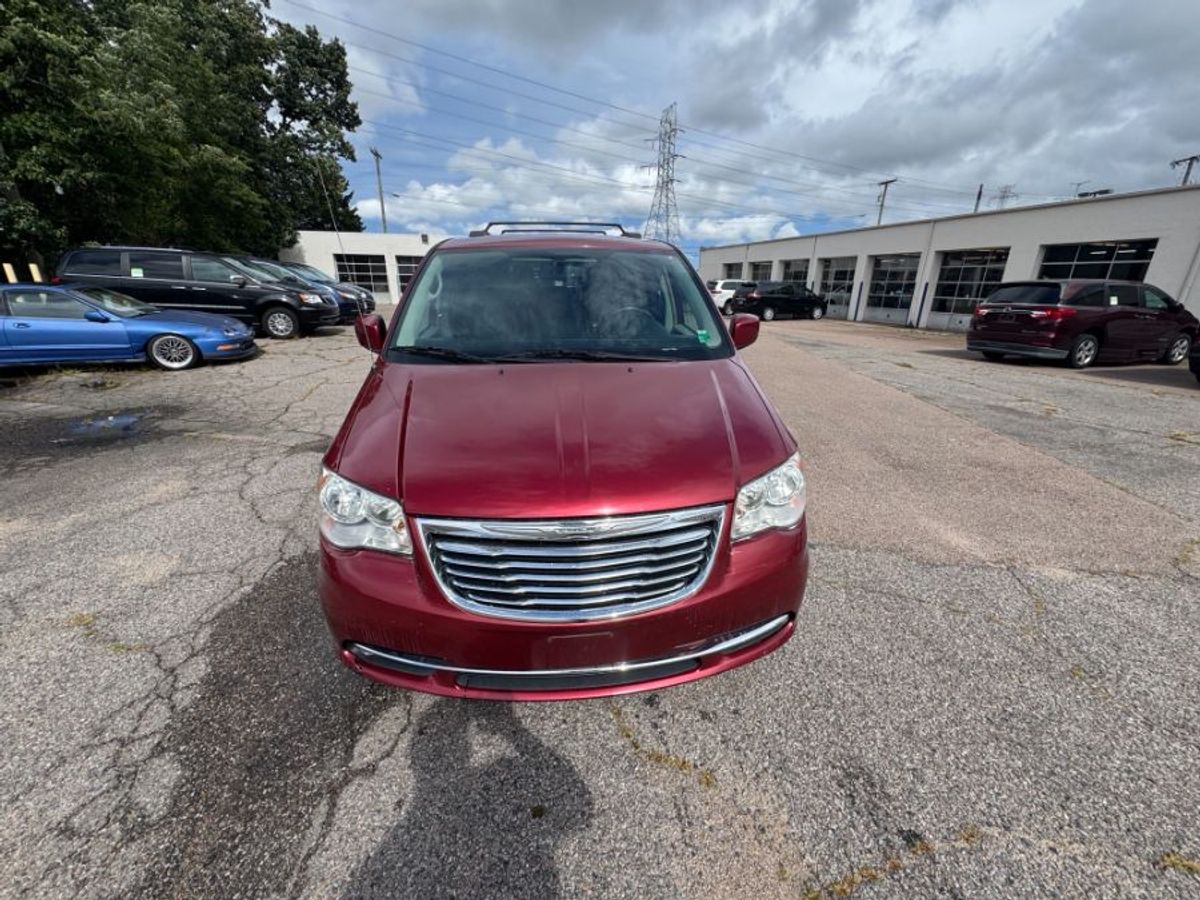  Chrysler Town and Country image number 3