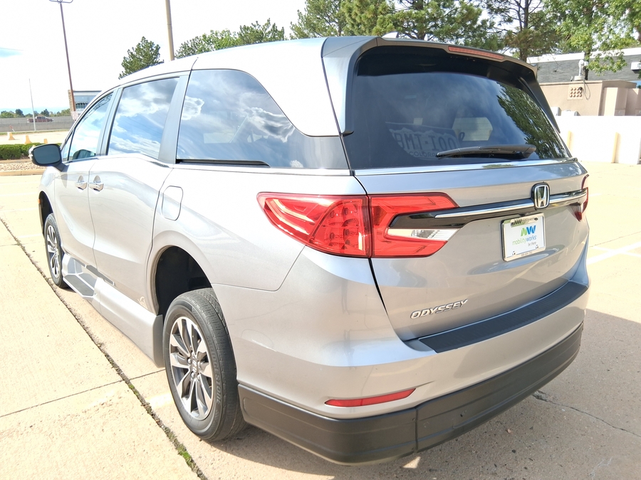 Silver Honda Odyssey image number 24