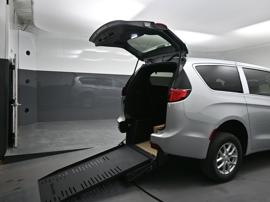 Silver Chrysler Voyager image number 10