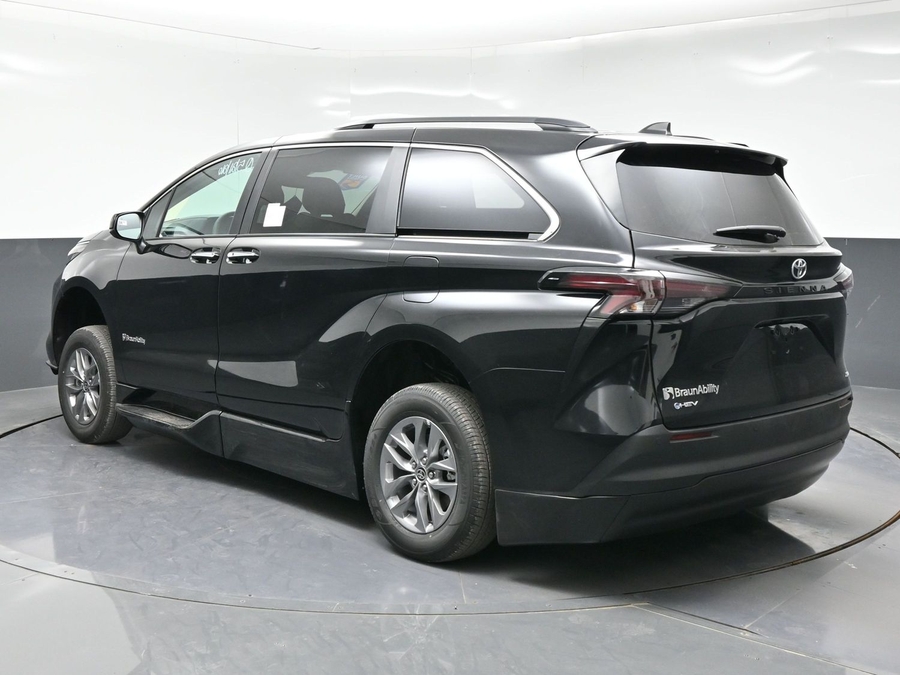 Black Toyota Sienna image number 4