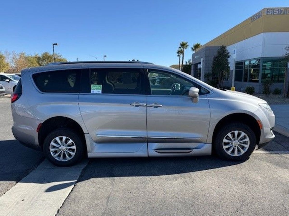 Silver Chrysler Pacifica image number 19