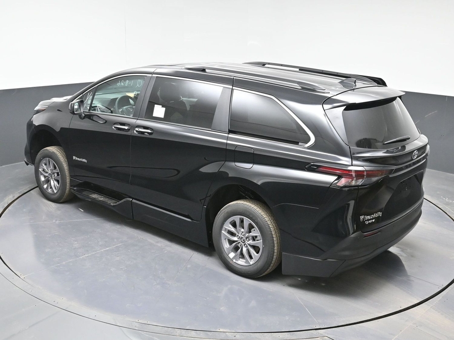 Black Toyota Sienna image number 24