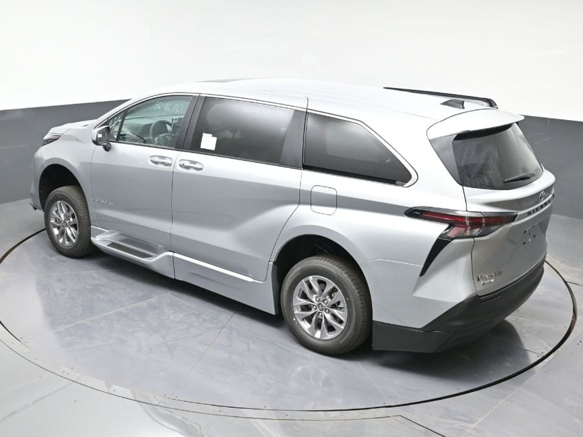 Silver Toyota Sienna image number 24