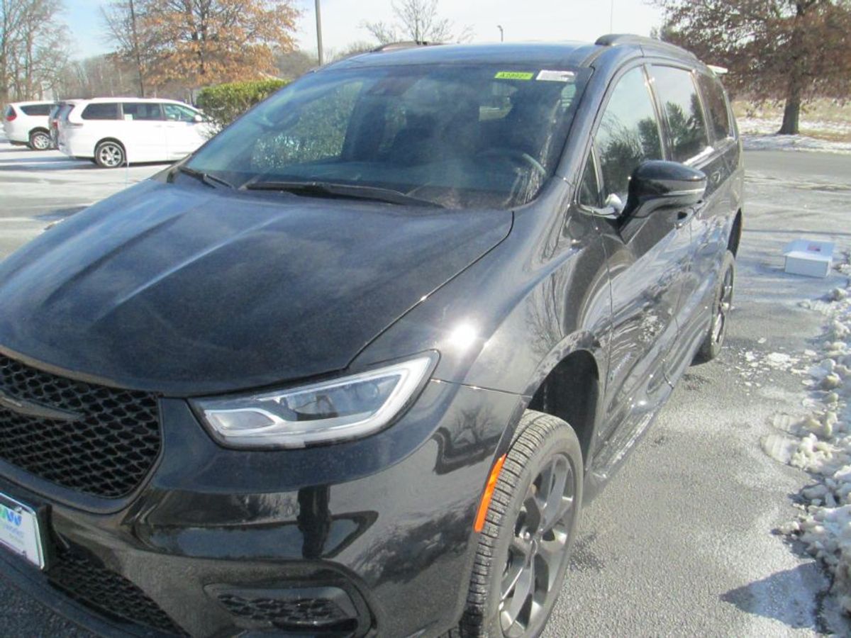 Black Chrysler Pacifica image number 2