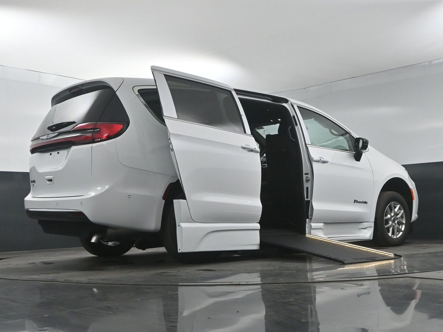 New 2025 Chrysler Pacifica SELECT PLUS - BraunAbility Side Entry Entry In Floor Automatic Ramp