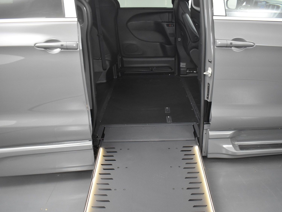New 2025 Chrysler Pacifica Select Safety - BraunAbility Side Entry Entry In Floor Automatic Ramp