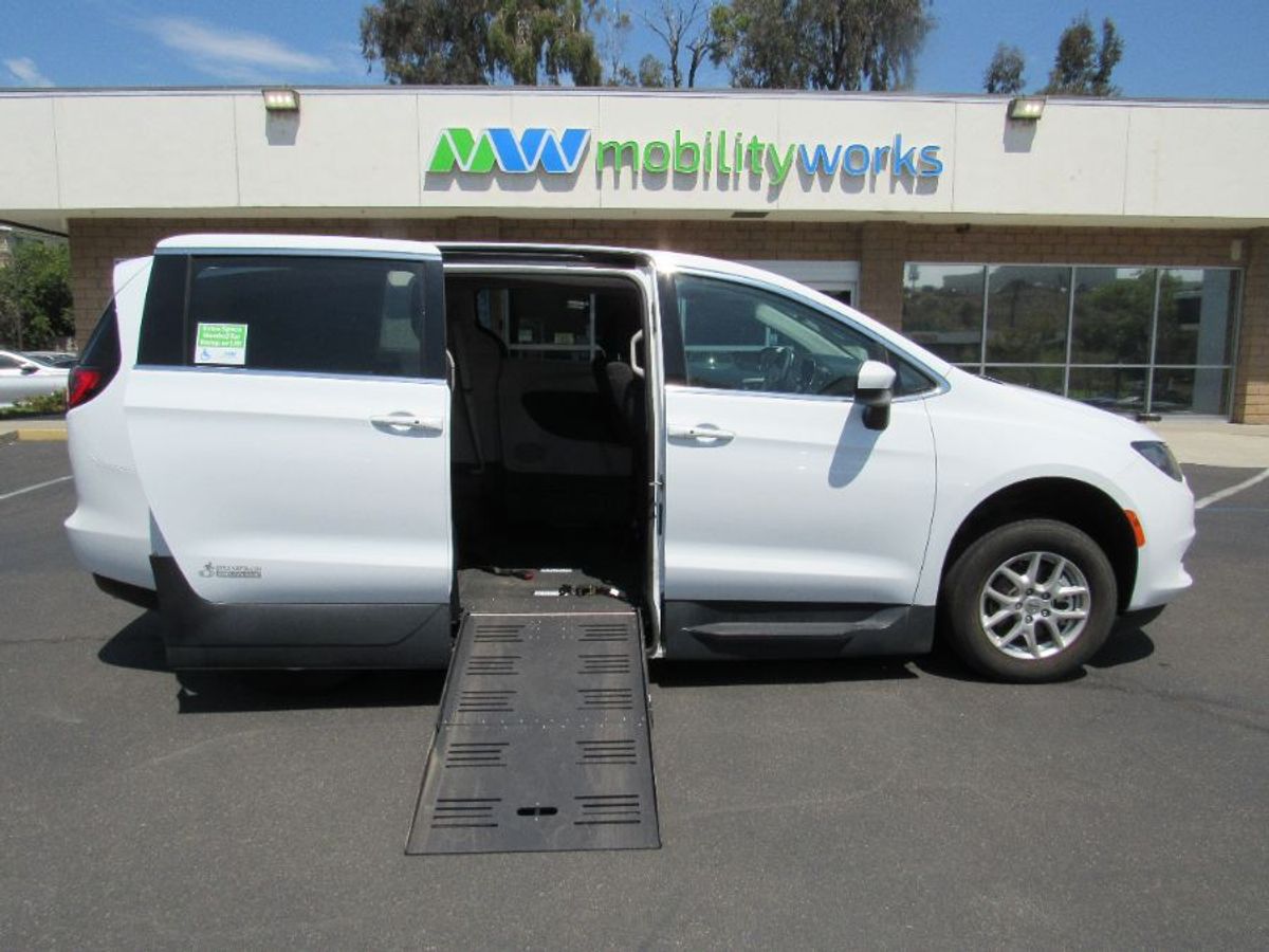 White Chrysler Voyager image number 9