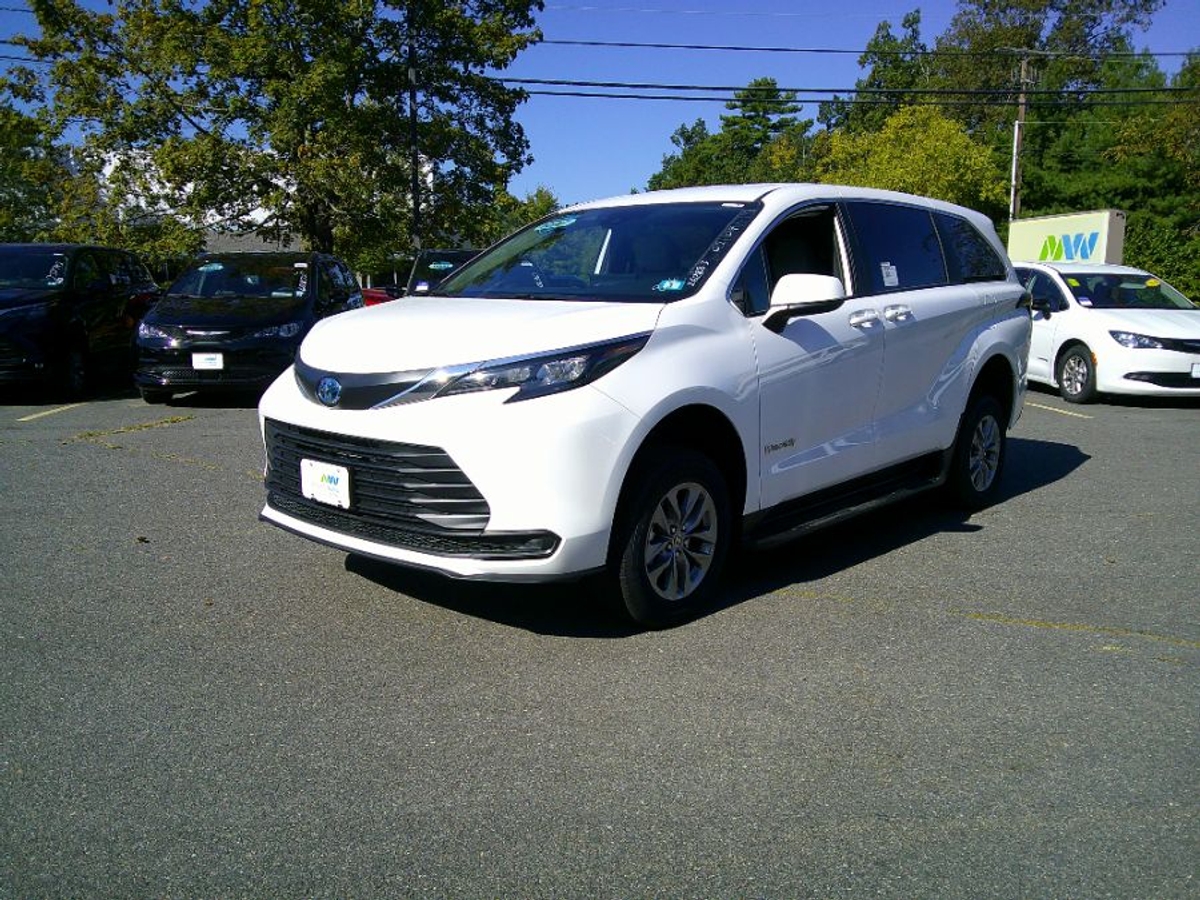 White Toyota Sienna image number 3