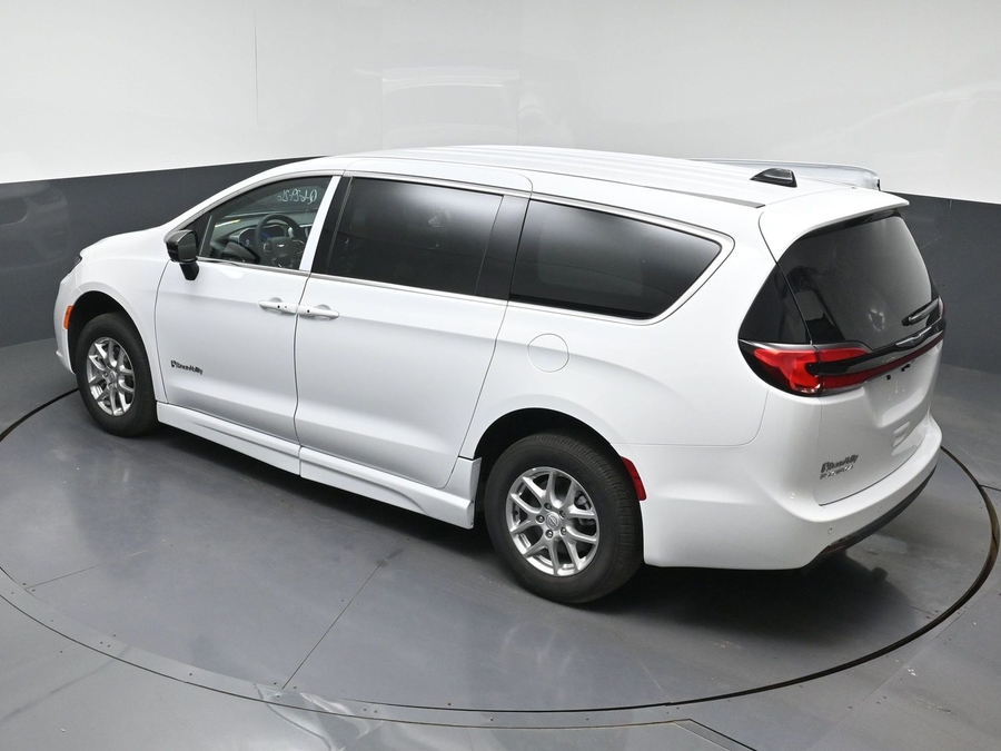 White Chrysler Pacifica image number 12