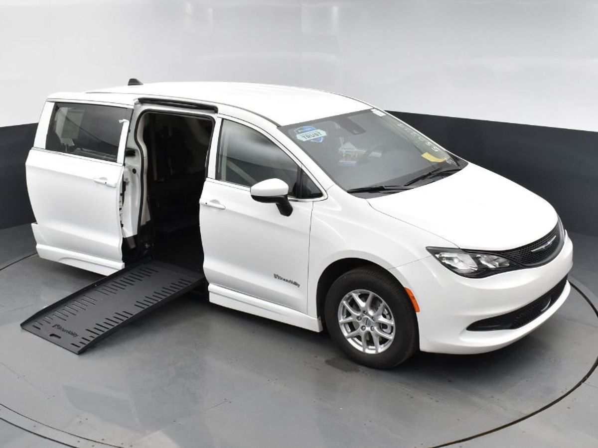 White Chrysler Voyager image number 13