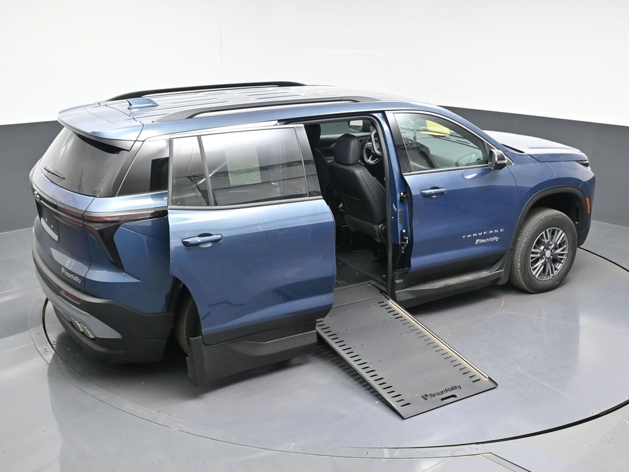 Blue Chevrolet Traverse image number 22