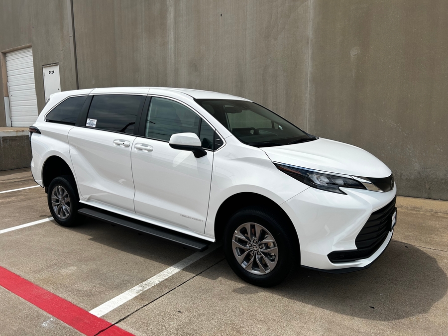 New 2026 Toyota Sienna Hybrid LE - Vantage Mobility Rear Entry Entry Fold Out Manual Ramp