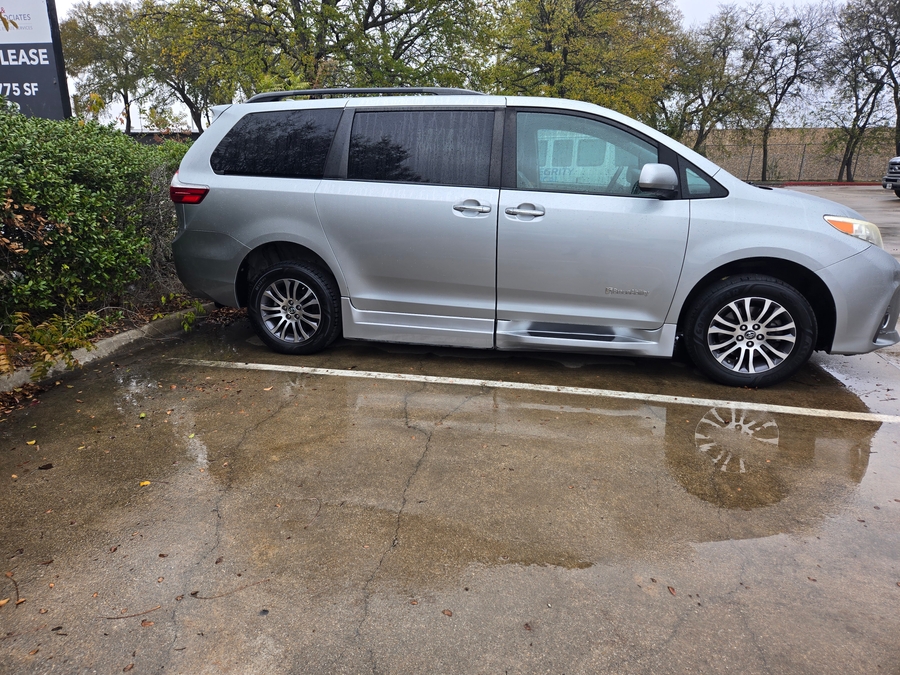 Used 2019 Toyota Sienna XLE Base - BraunAbility Side Entry Entry Fold Out Automatic Ramp