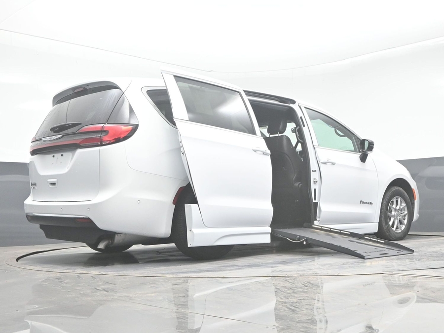 White Chrysler Pacifica image number 21