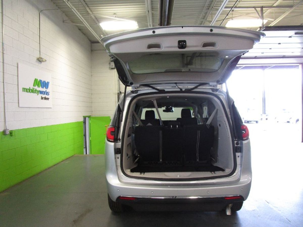 Silver Chrysler Pacifica image number 3