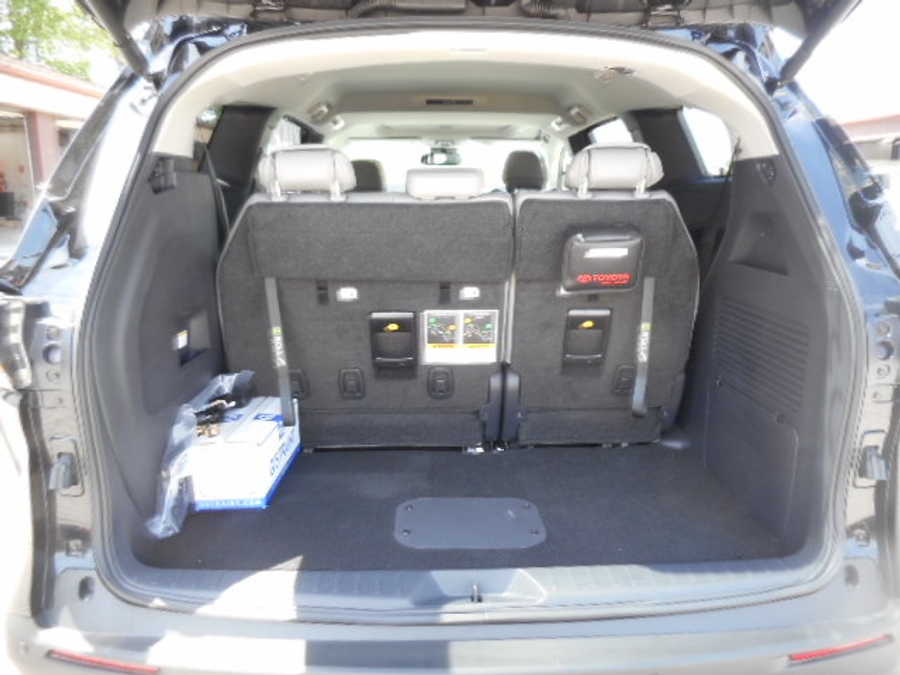 Black Toyota Sienna image number 13