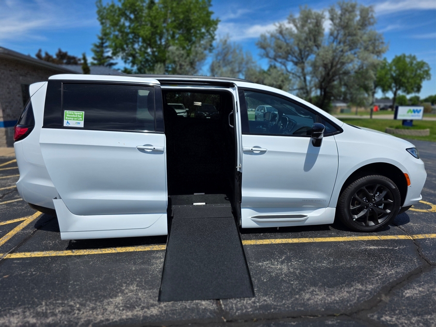 White Chrysler Pacifica image number 7