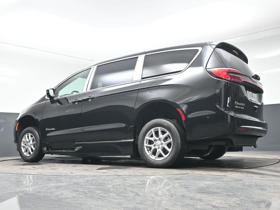 Black Chrysler Pacifica image number 20