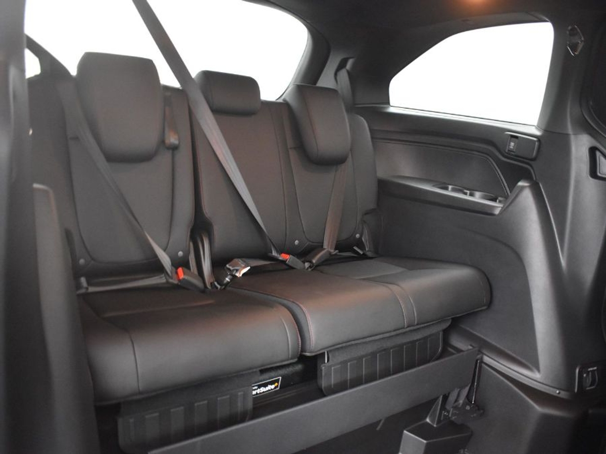 Red Honda Odyssey image number 9