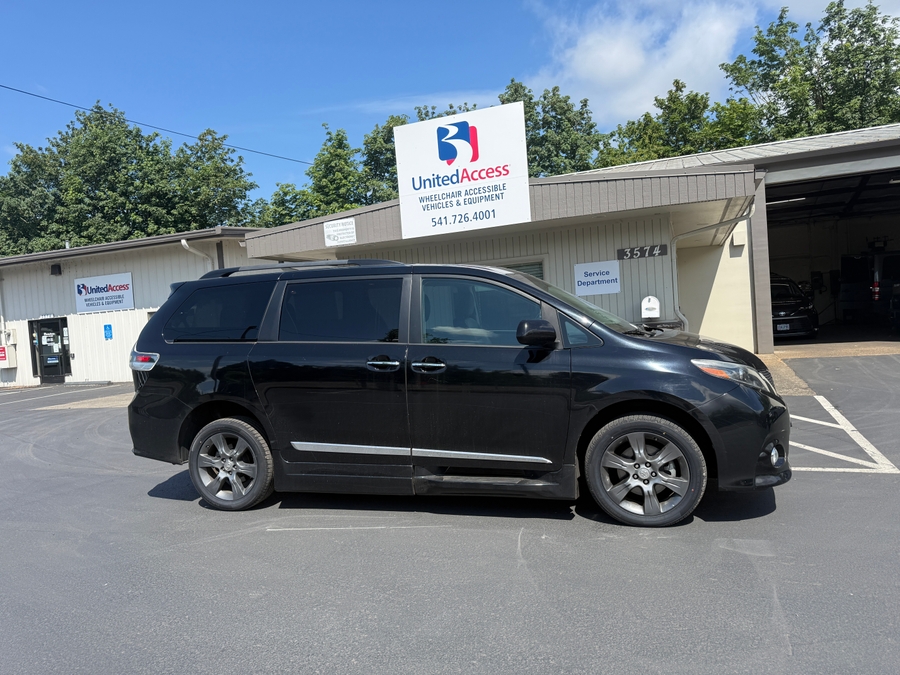 Used 2016 Toyota Sienna SE - BraunAbility Side Entry Entry In Floor Automatic Ramp