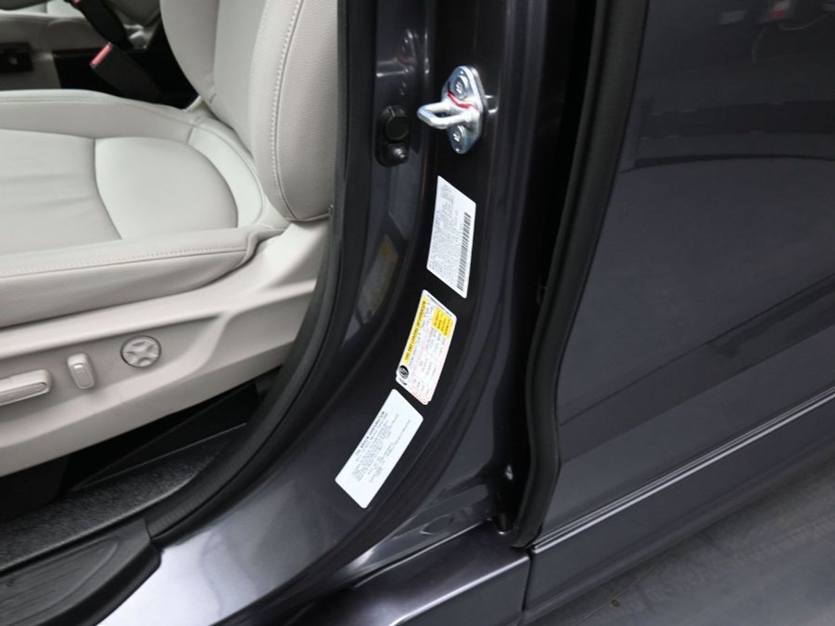 Grey Honda Odyssey image number 16