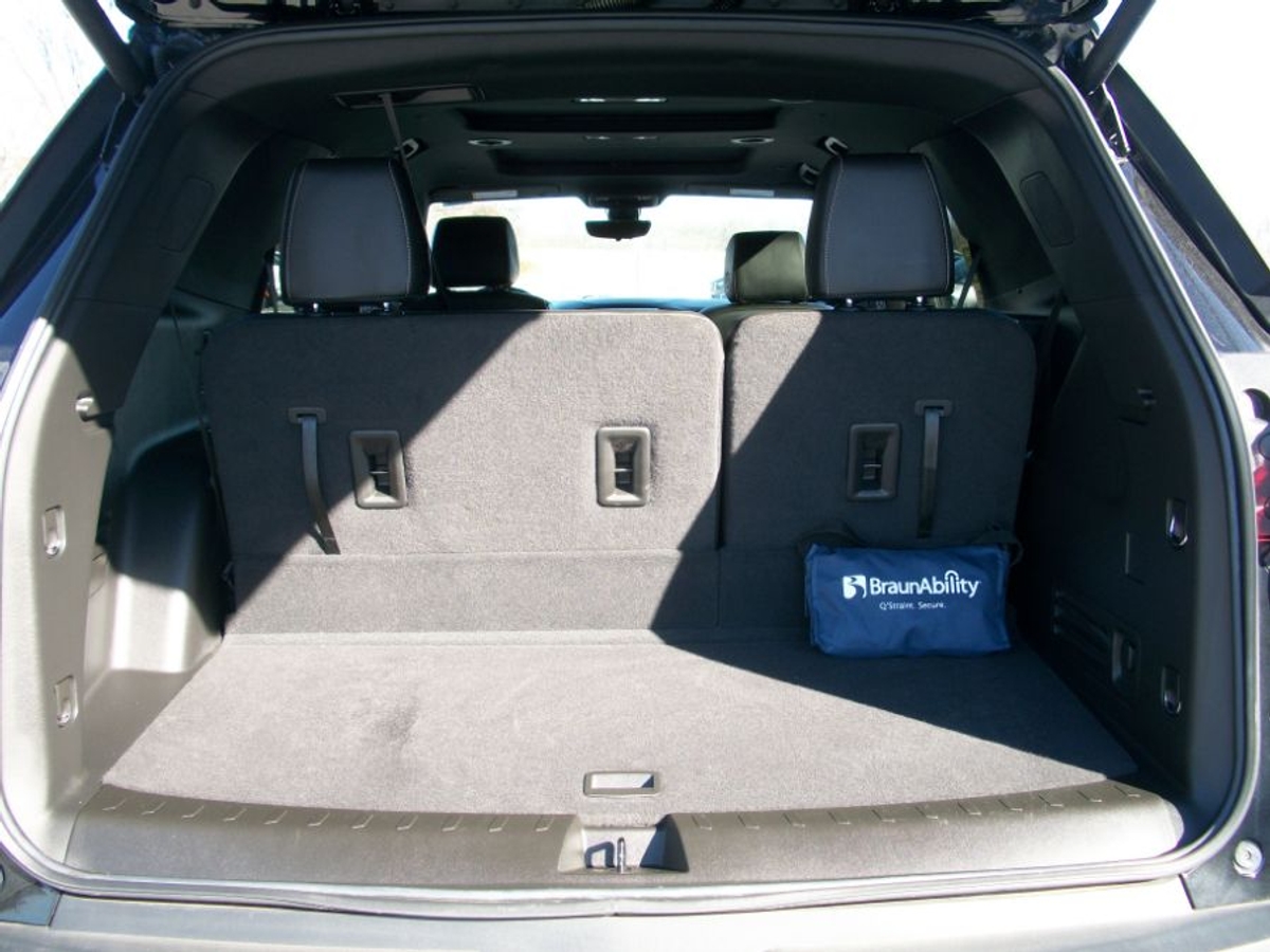 Black Chevrolet Traverse image number 1