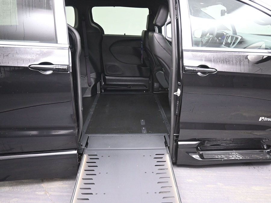 Black Chrysler Pacifica image number 11