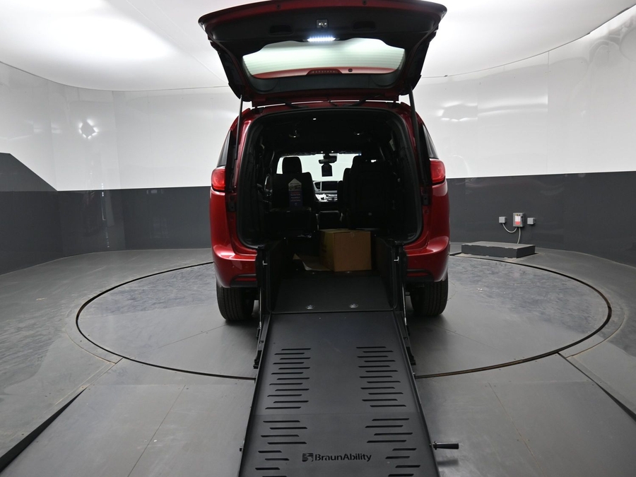 Red Chrysler Voyager image number 9