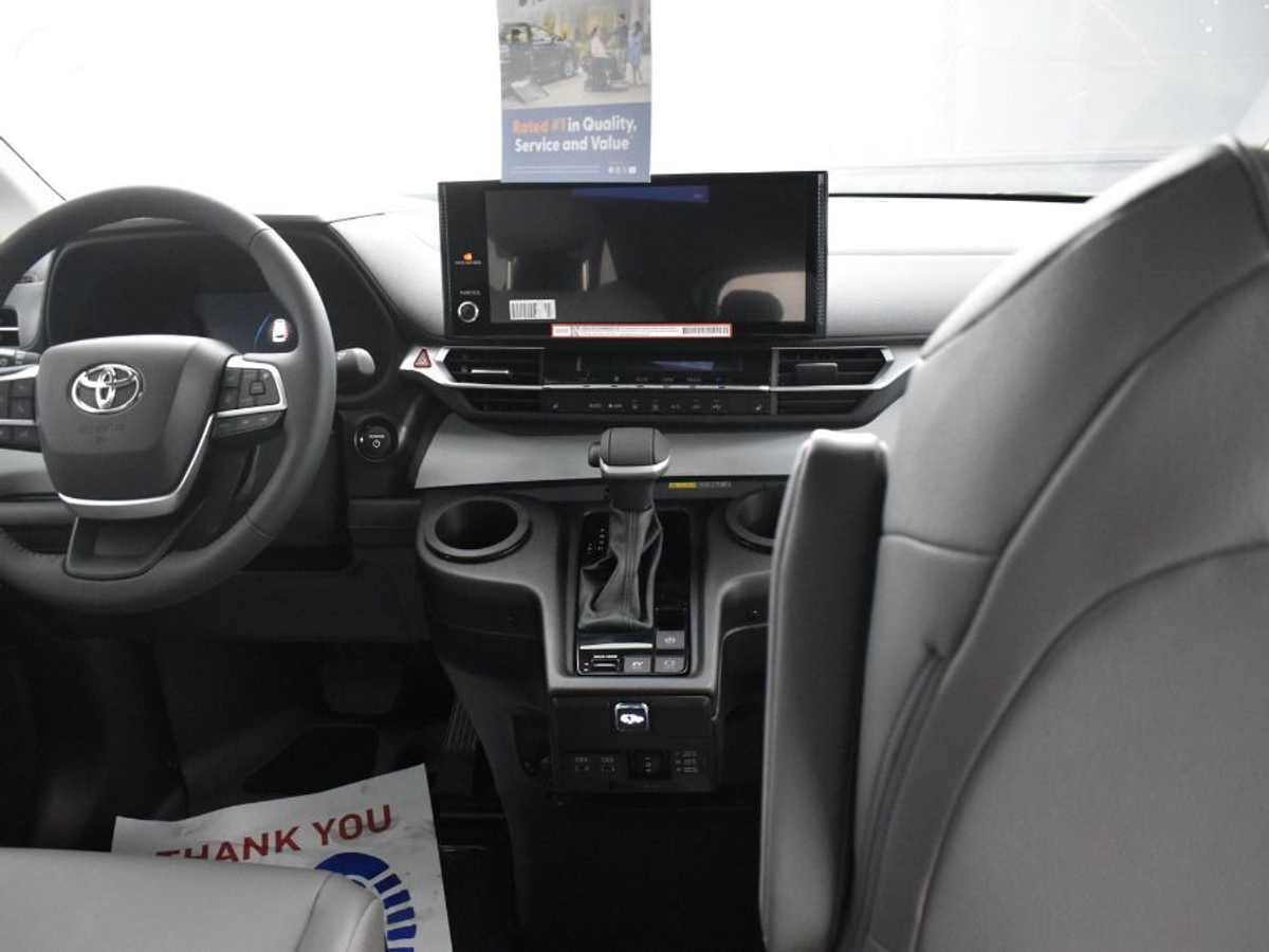 2025 TOYOTA SIENNA - Image 13
