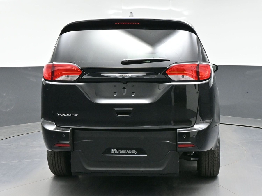 Black Chrysler Voyager image number 5