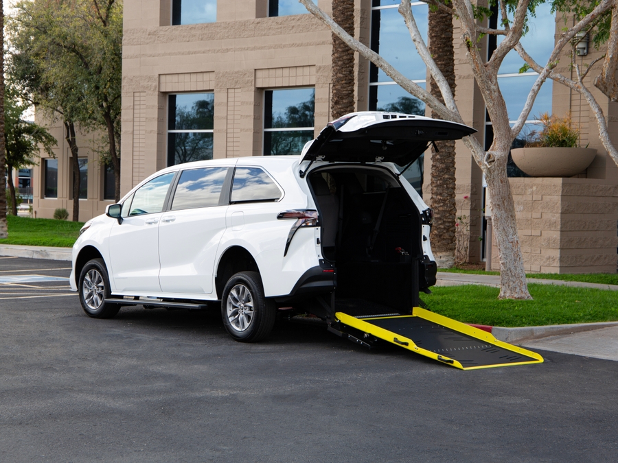 New 2026 Toyota Sienna Hybrid LE - Vantage Mobility Commercial Rear Entry Fold Out Manual Ramp