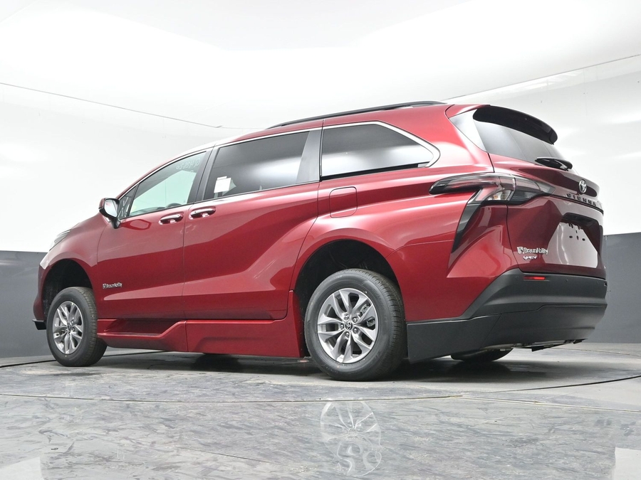 Red Toyota Sienna image number 17