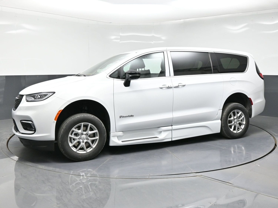 White Chrysler Pacifica image number 2