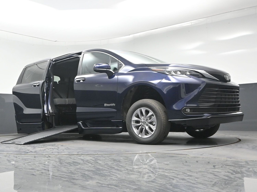 New 2026 Toyota Sienna Hybrid XLE Base - BraunAbility Side Entry In Floor Automatic Ramp