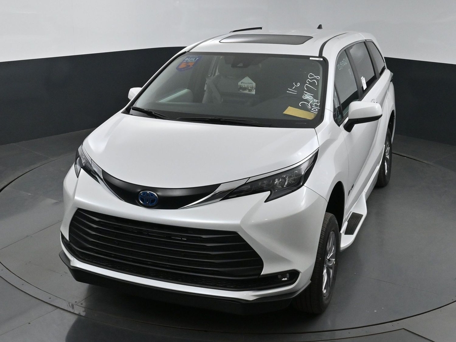 New 2025 Toyota Sienna Hybrid XLE Base - BraunAbility Side Entry Entry Fold Out Automatic Ramp