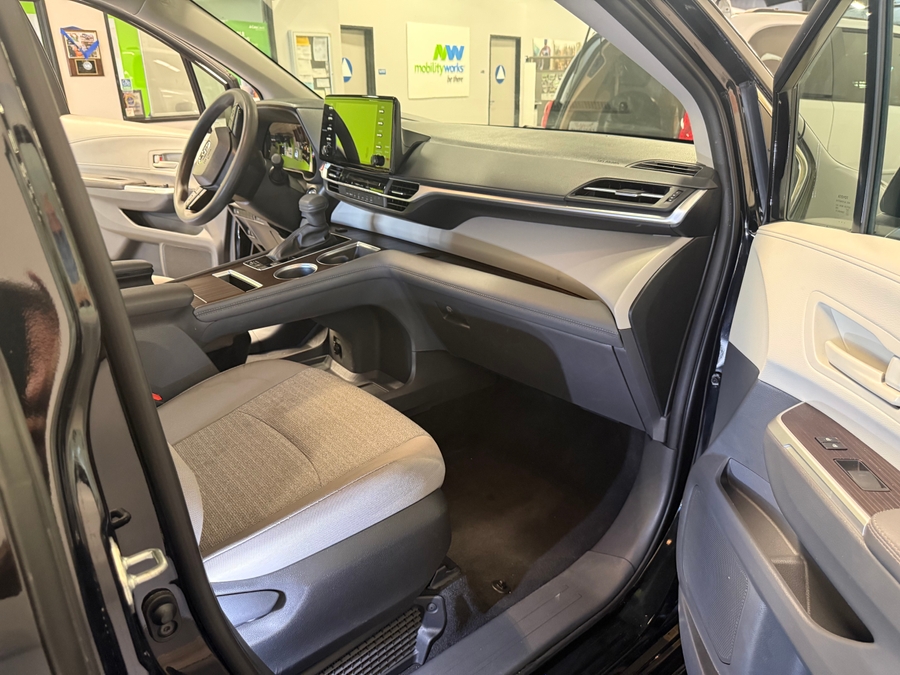 Imagen de la Toyota Sienna negra número 12