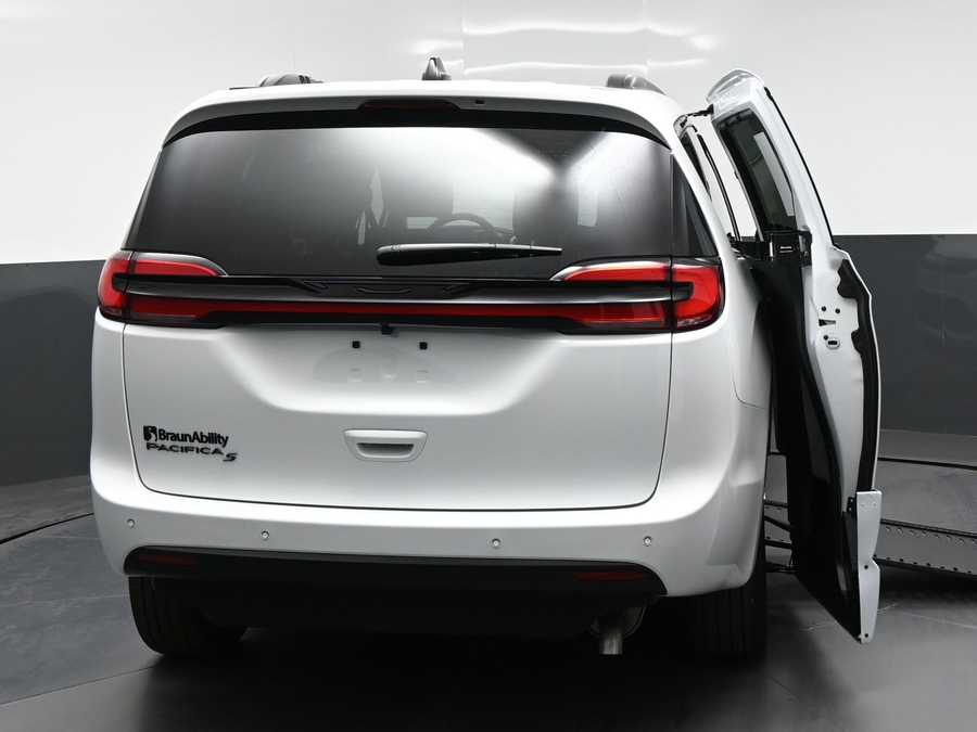New 2027 Chrysler Pacifica Select Sport - BraunAbility Side Entry In Floor Automatic Ramp