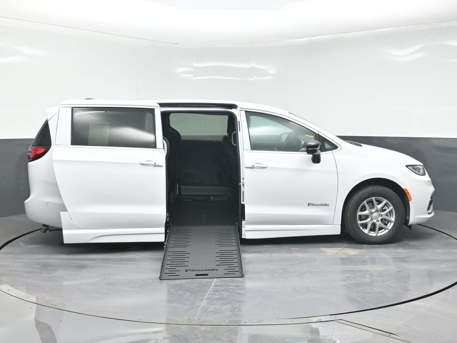 White Chrysler Pacifica image number 7