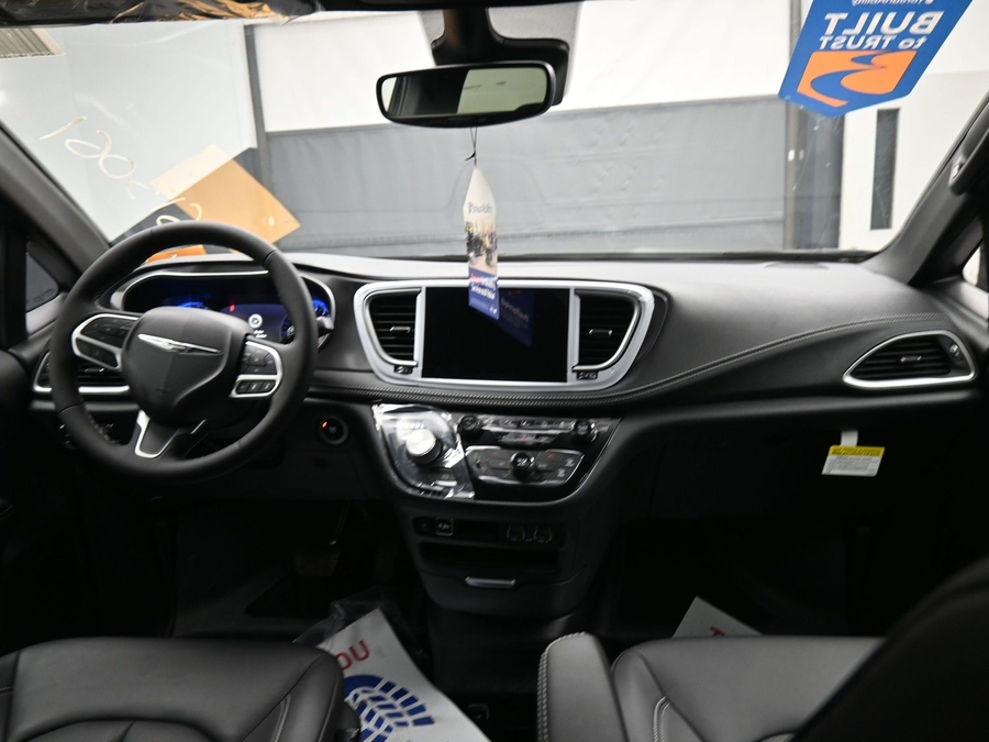 Black Chrysler Pacifica image number 12