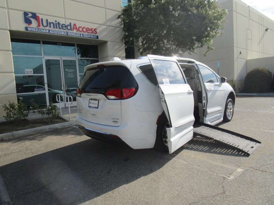 Used 2017 Chrysler Pacifica Limited - BraunAbility Side Entry Fold Out Automatic Ramp