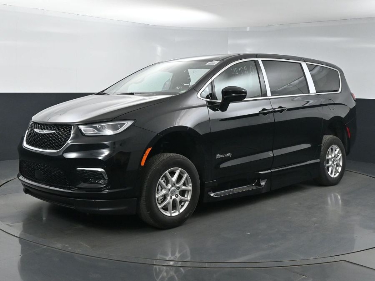 Black Chrysler Pacifica image number 3