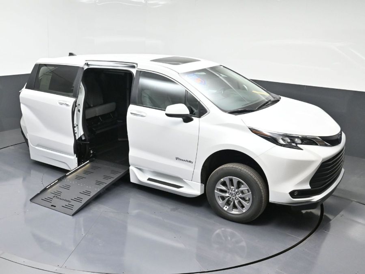 2025 TOYOTA SIENNA - Image 22