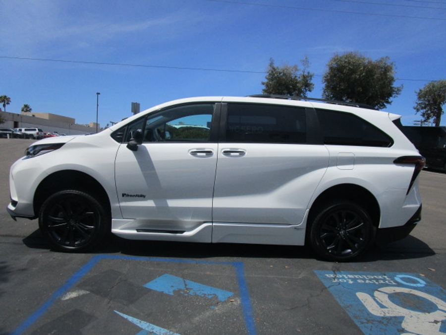 New 2026 Toyota Sienna Hybrid XSE Sport - BraunAbility Side Entry Entry In Floor Automatic Ramp